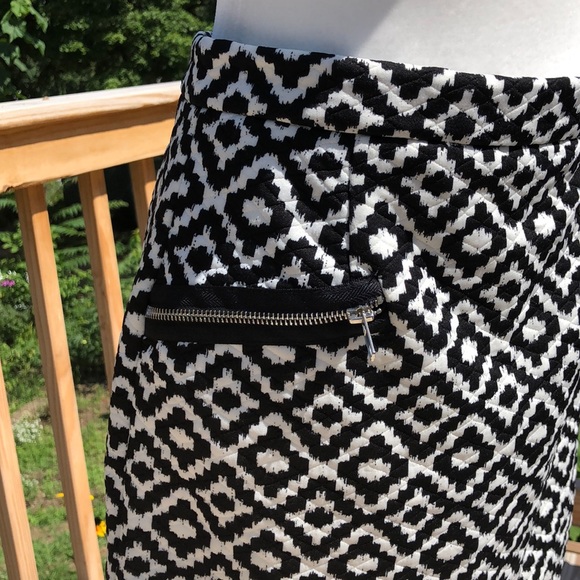 NWT Red Saks 5th Ave black/white skirt - Picture 2 of 3